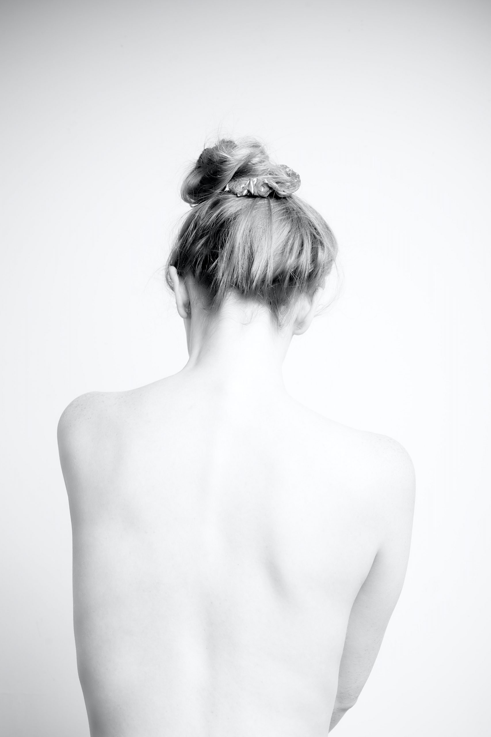 Woman standing with a naked back to the picture