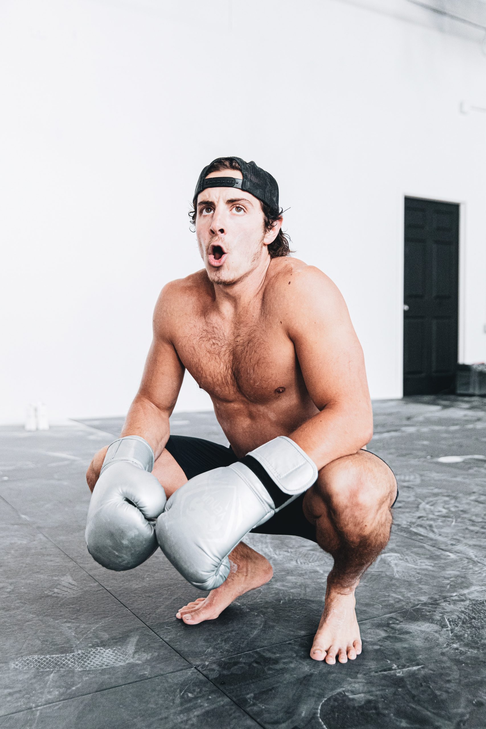 A man with boxing gloves ready to box