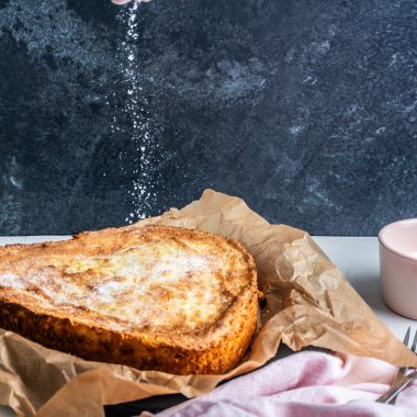 Powdered xylitol is being strewn on a potato pound cake