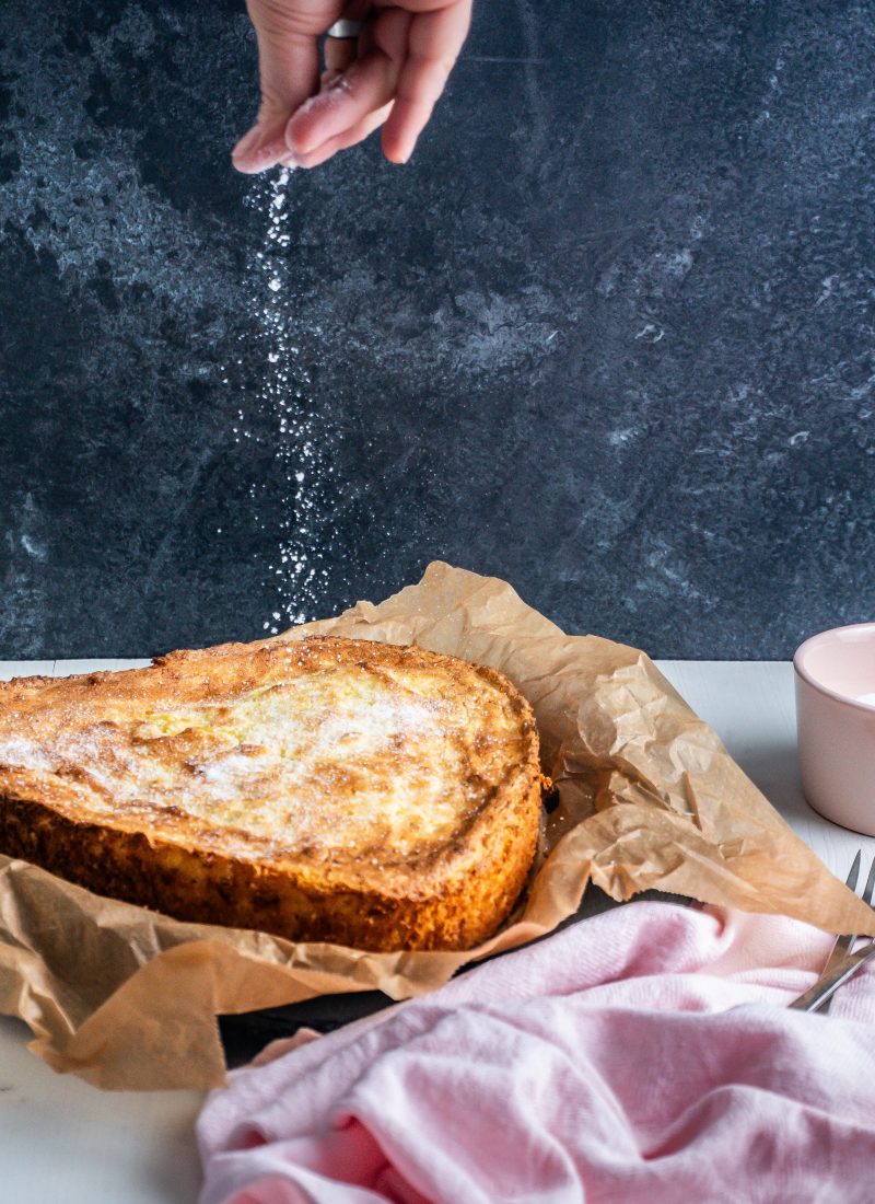 Powdered xylitol is being strewn on a potato pound cake